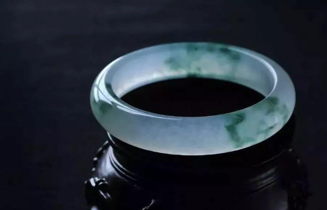 翡翠|能被称为是精品的翡翠,一定不是性价比高的商品,你认同吗?