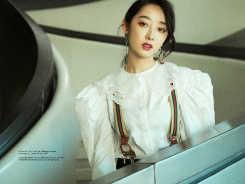 蒋梦婕|蒋梦婕晒三亚海边照，穿抹胸紧身泳衣暴露好身材，白皙大长腿抢镜！