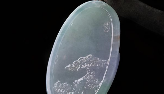 |翡翠中的墨翠，色彩既神秘又庄重，让不少喜欢翡翠的人欲罢不能