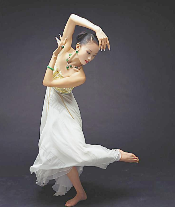 童颜|“著名影后”为保持童颜，20年不吃晚饭不生子，如今42岁老得像62岁