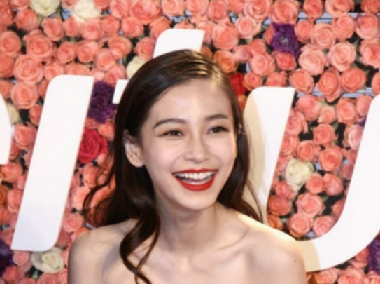 Angelababy|奔跑吧兄弟又一次完结，观众对于杨颖的评价褒贬不一，你怎么看？