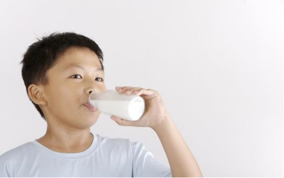 牛奶|吃一口等于7瓶牛奶,12岁女孩常吃身高达167cm,医生:父母真有眼光