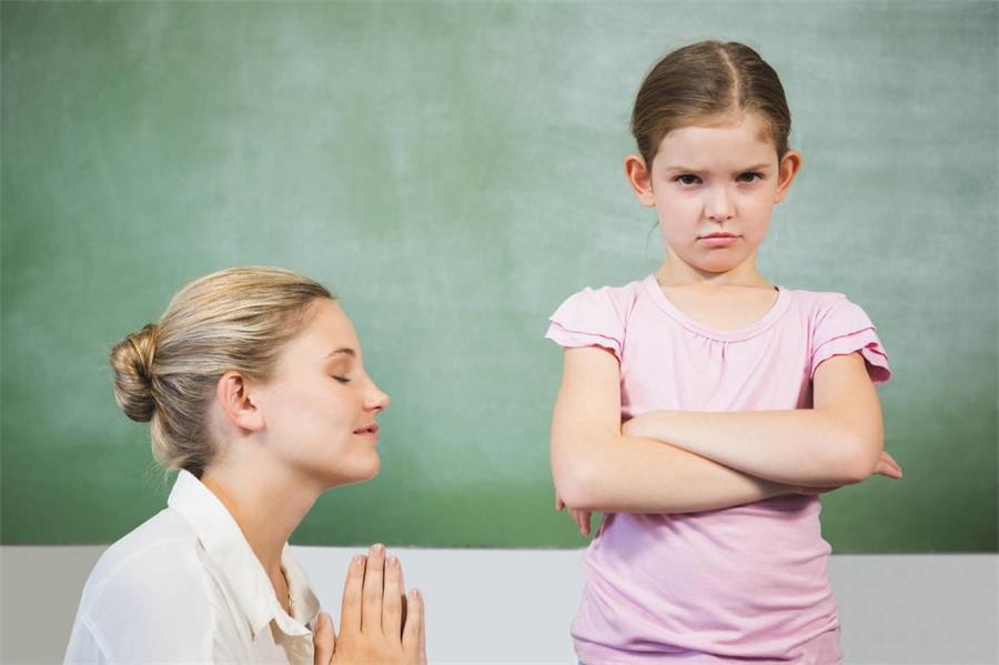 雷七趣说|面对孩子的叛逆行为，家长做到不气不恼，用智慧引导