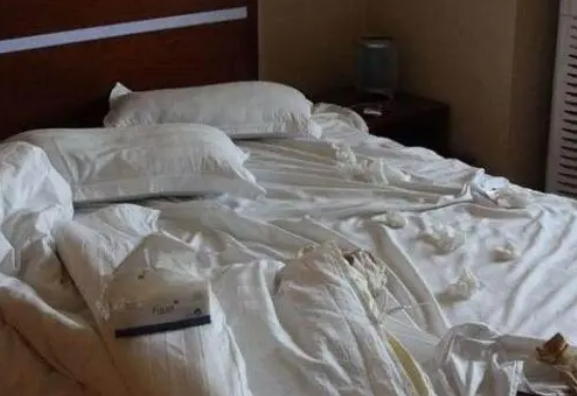 大三女学生拒绝已婚教授追求,竟被哄骗到旅馆性侵3次