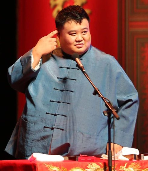 郭德纲|他是郭德纲的师弟，看着面善却纹着马头金刚，还有自己的公司