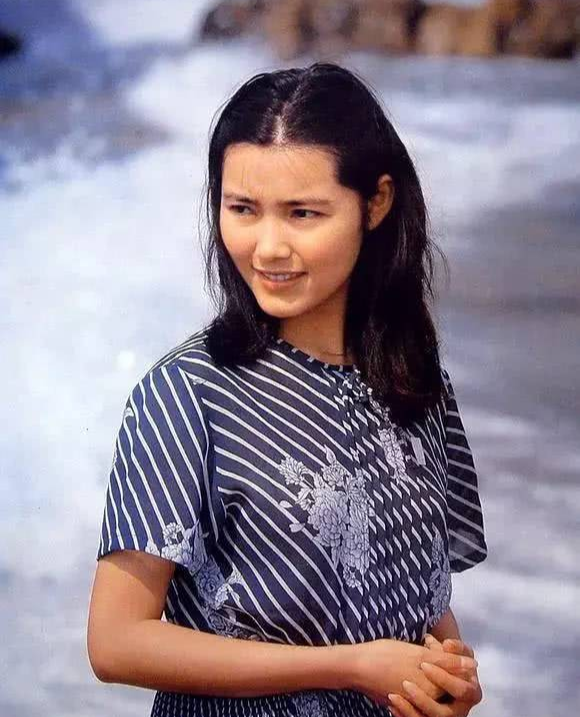 姜黎黎|“红牡丹”姜黎黎，68岁风韵犹存，晒与老公近照，女儿遗传了她的美貌