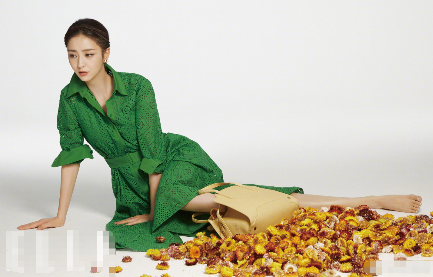 佟丽娅|佟丽娅最新写真，编发头巾造型彰显独特，什么风格都能hold住！