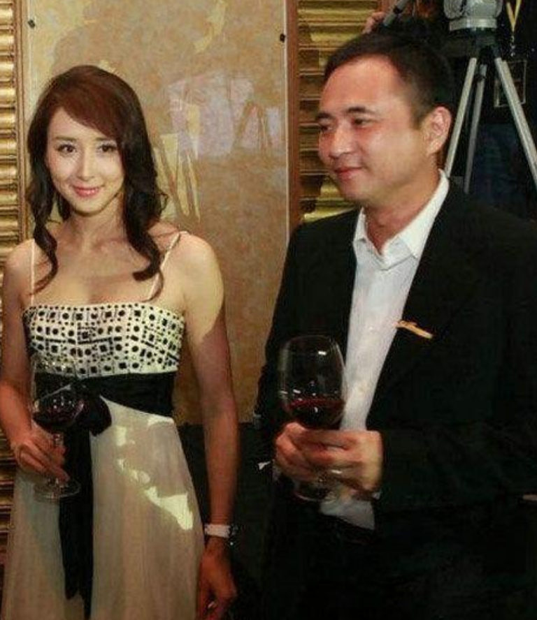 胡静|30岁嫁马来西亚首富,为不打扰她睡觉, 丈夫割掉“器官”:真爱