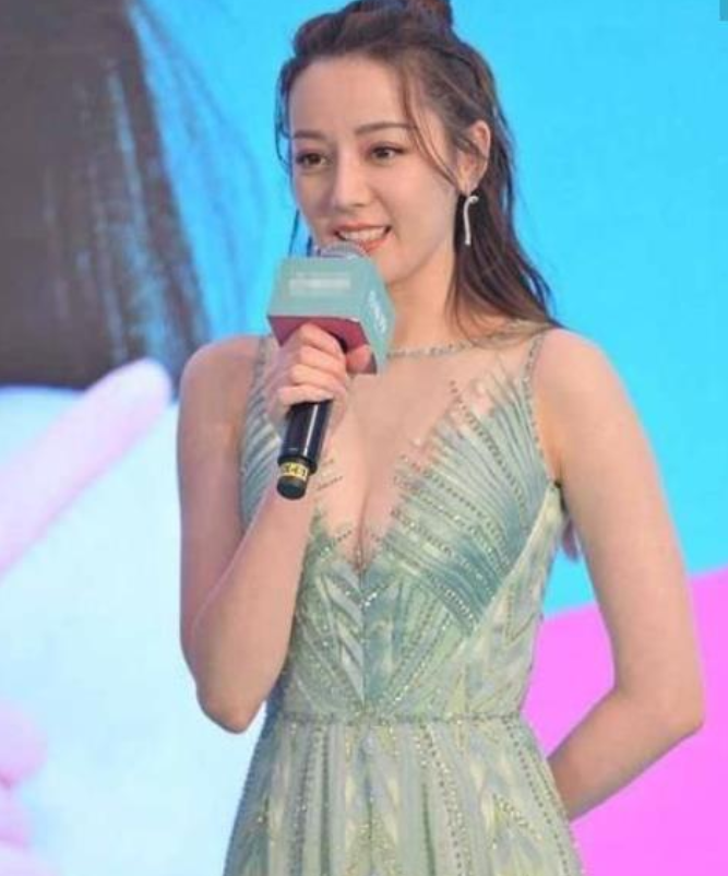 胡歌|明星采访时为什么只露上半身？看到全景镜头后，原来是怕露馅