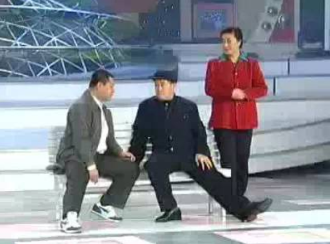 春晚|2001年春晚《卖拐》，范伟的一个失误一生阴影，赵本山平不了那坑