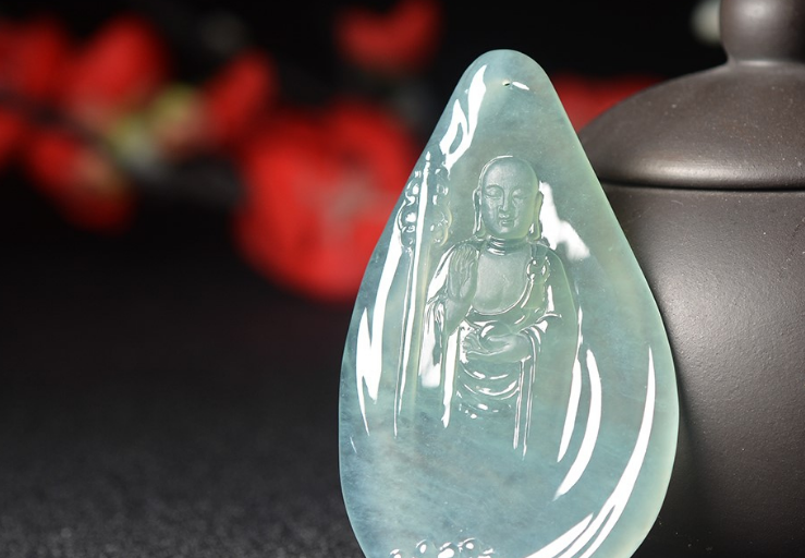 翡翠|佩戴翡翠时，一定要佩戴颜色“显眼”的吗？内行人：小心“太假”