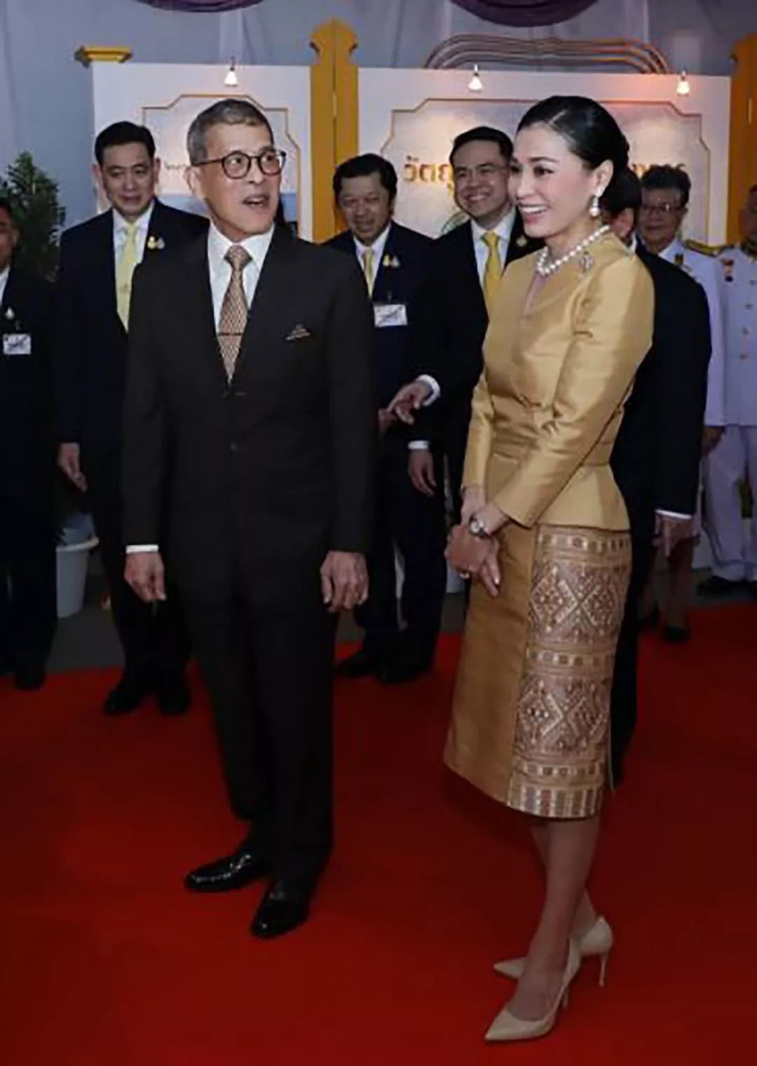 彩妆派|泰国王室贺词提苏提达无孩子，西拉米重归有望，不过穿搭确实高级