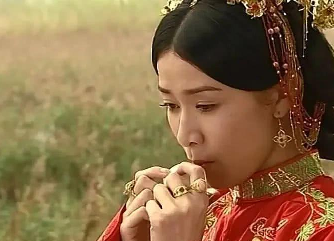 晓君侃史 那些蹲在马路边，用粉笔写字“借钱”的女生，她们都是什么人？