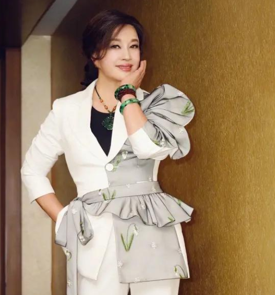 郑则仕|刘晓庆终于不再装嫩，一身旗袍配翡翠项链优雅端庄，是富太太没错了