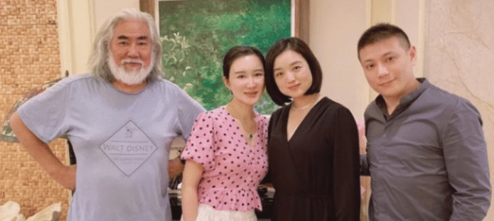 张纪中|张纪中娇妻晒视频，与好友白雪同框，翡翠项链赢的太容易了！