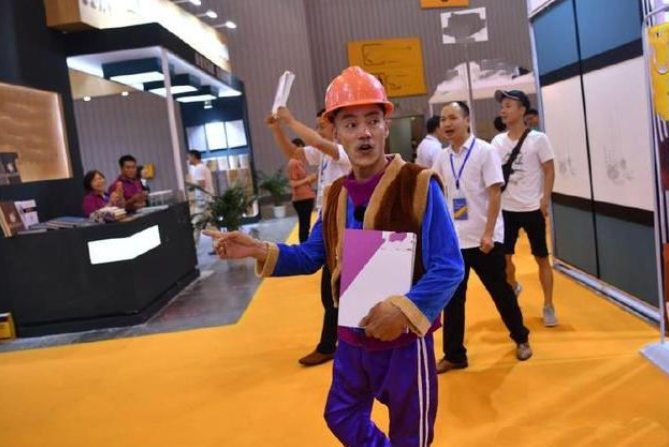 熊出没|他因“光头强”一夜爆红,盖豪宅娶小20岁娇妻,今52岁活成了这样