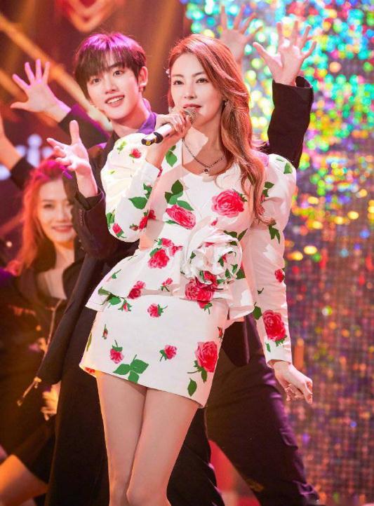 谢娜|哪有什么不可替代？张雨绮主持快本的第156天，已没人能想到谢娜