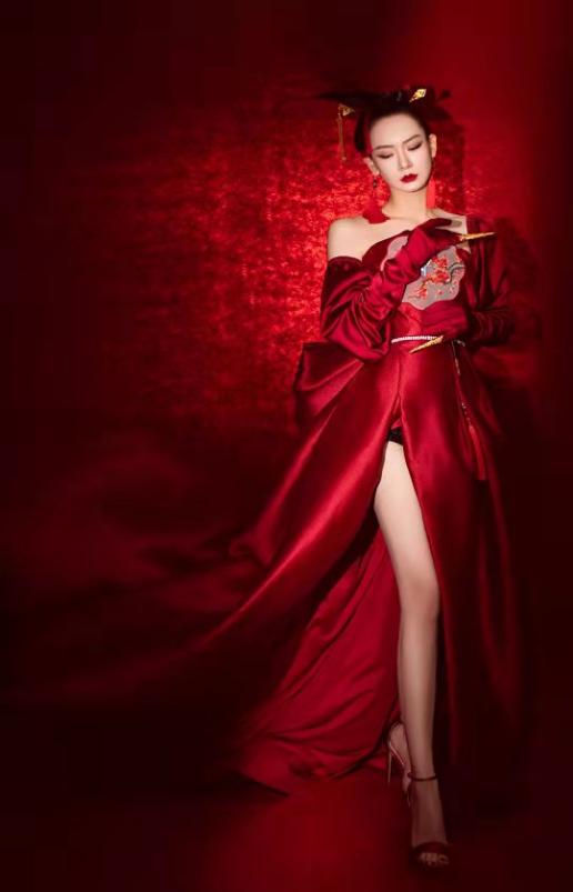 清风与酒最撩人 霸气女强人戚薇,大红礼服秀长腿,让人移不开眼