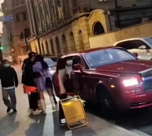 王思聪|王思聪终于大方一回,携女伴现身上海外滩18号,吃一碗几百块的蟹黄面