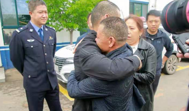 四川一男娃6岁被拐,将生父名字藏枕头下,后来通过DNA对比团圆