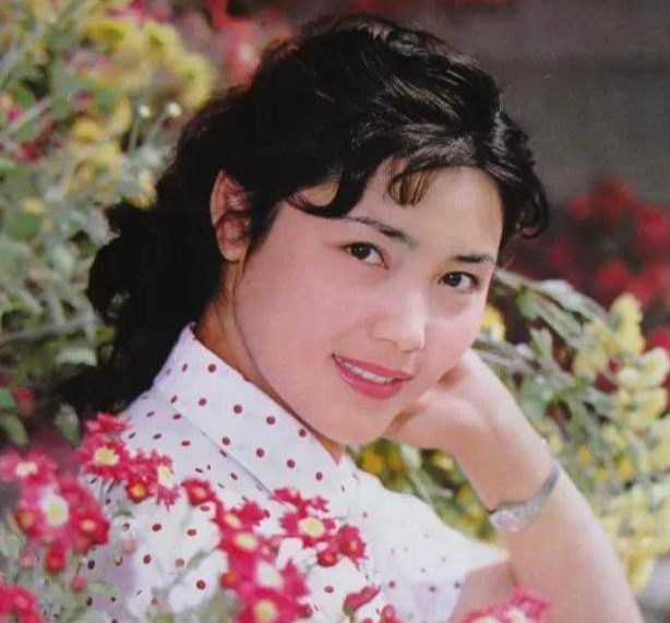 姜黎黎|“红牡丹”姜黎黎，68岁风韵犹存，晒与老公近照，女儿遗传了她的美貌