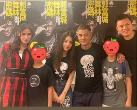 方媛|郭富城演唱会后精神抖擞，方媛以女主人身份邀闺蜜后台合影真风光