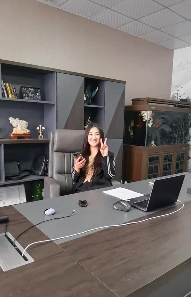 朱之文|大衣哥朱之文开公司：儿媳坐董事长椅玩手机，儿子高兴到飞起