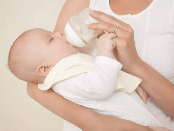 雷二有料|宝宝刚出生以后，宝妈掌握不了孩子的食欲，应该怎么给孩子控制量