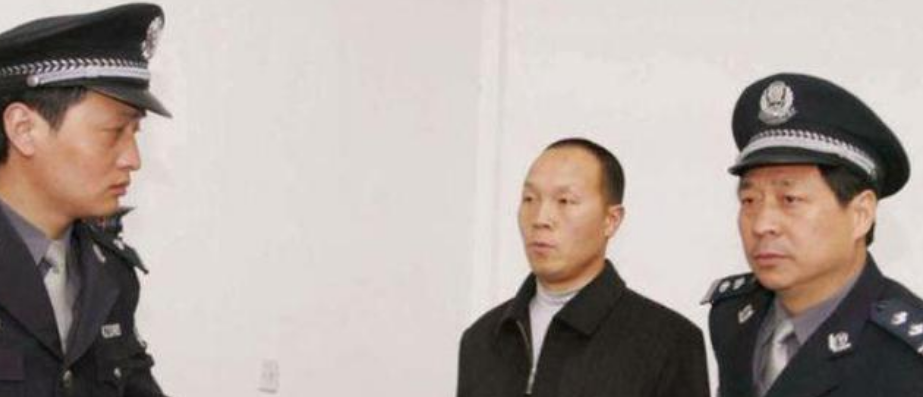 球话莲篇 男子因“杀妻”被判15年，入狱11年时，妻子回家：我老公在哪？
