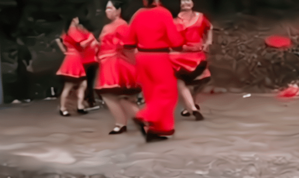 社会热点传播正能量 广场舞大妈穿红衣在墓地跳舞，返程途中遭遇车祸，多位大妈倒地不起