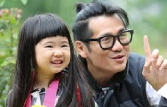 grace|曹格女儿已成大姑娘，没了刘海后的颜值，这长相我没看错吧？