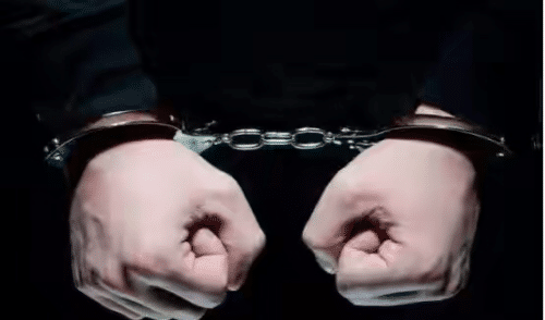 85岁老汉喝花酒，被警察现场抓获，花了3分钟才被扶下床！