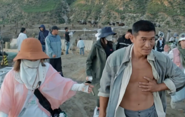 吴京|44岁的余皑磊,拍摄受伤露出八块腹肌,差点抢走了吴京的风头