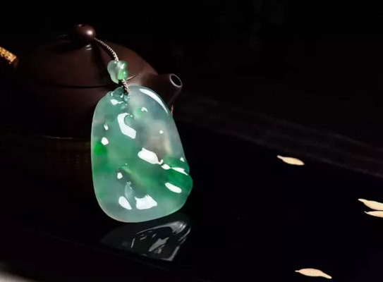 翡翠|?翡翠饰品的不同颜色，内部有不同寓意，品种也完全不同