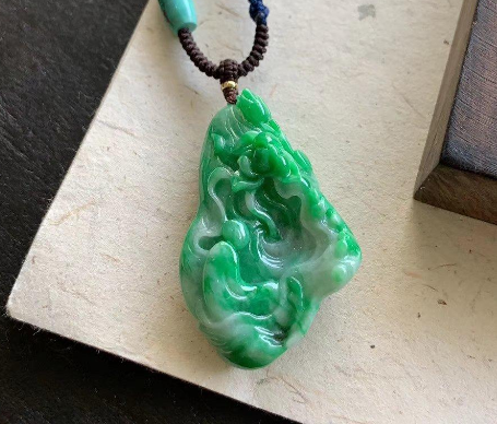 翡翠|位列奢侈品行列的翡翠，凭借什么属性，让人过目不忘呢？