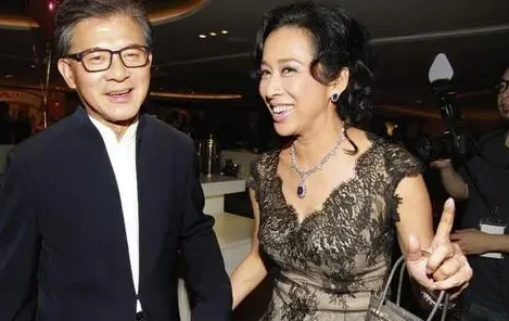 朱玲玲|朱玲玲现身港姐冠军赛，露脐装配绿宝石富气足，肚子高凸撑出一条缝