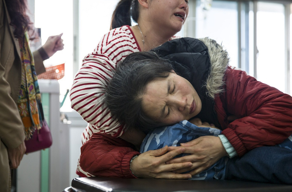 医生|男子确诊甲状腺结节，3月后病变离世，医生怒斥：常用“1暖”或等于自残