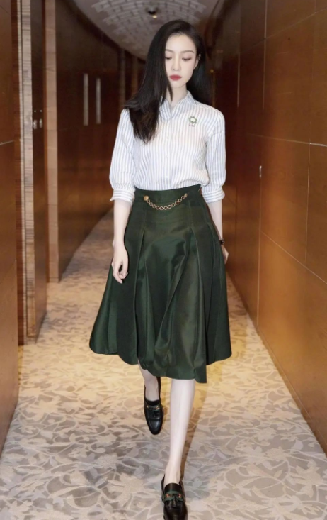 小智时尚|高级脸倪妮穿搭分享，舒适与潮流并存，太适合职场女士了