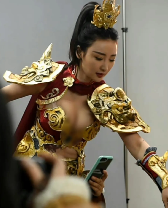 柳岩|这才是微胖界性感女神吧？柳岩虽然胖点，可贵在真实圆润别有风情