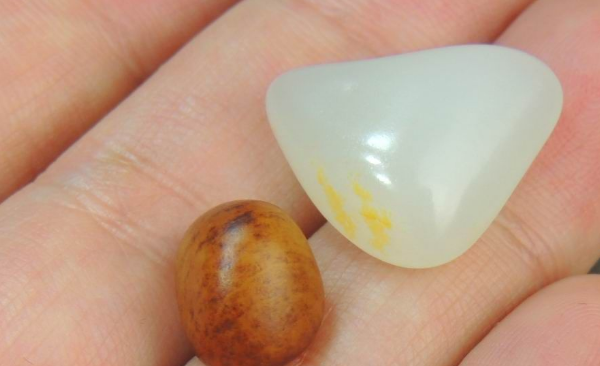 |和田玉并非普通石头，玩和田玉的人千千万，这两种人最不适合玩