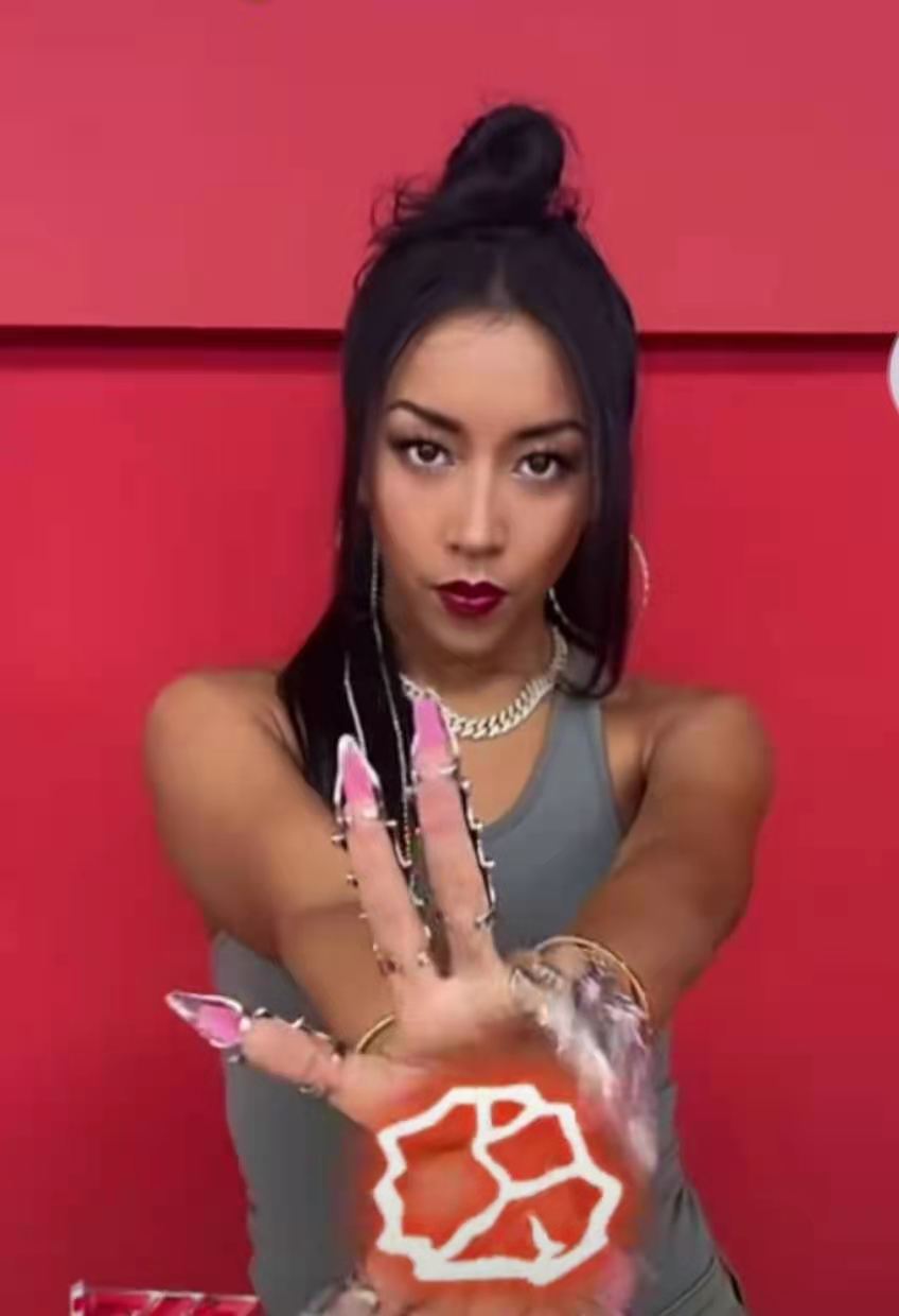 穿衣搭配|吉克隽逸指甲太长被吐槽？吉克隽逸：姐的美甲没有防御渣男