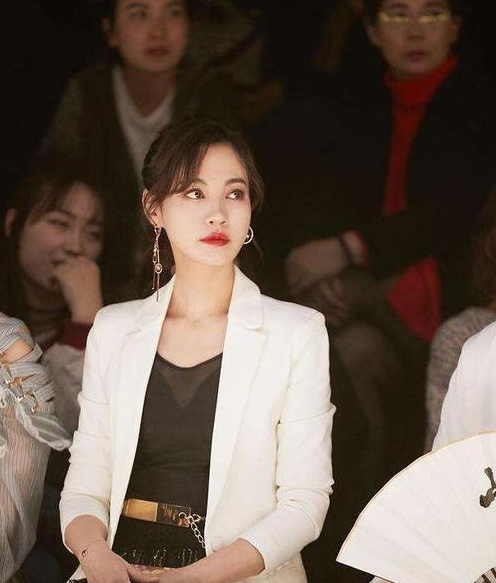 杨雪|40岁江玉燕复出，baby尴尬了，网友：果然还是正版的好看