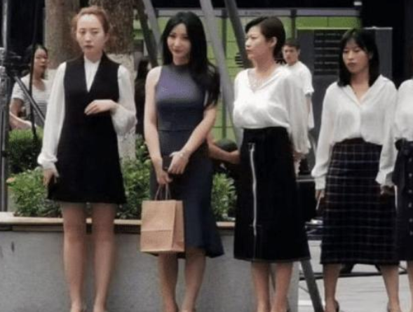 柳岩|40岁柳岩被路人抓拍，真实身材惹争议，网友：这还是曾经的女神吗