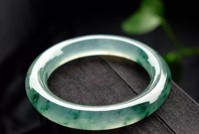 翡翠手镯|看起来相似的翡翠手镯,价格为何差这么多?这三点是主要原因