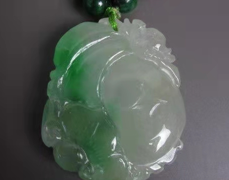翡翠|丑陋的蝙蝠，不配设计成翡翠饰品的主题？有这个观点就错了