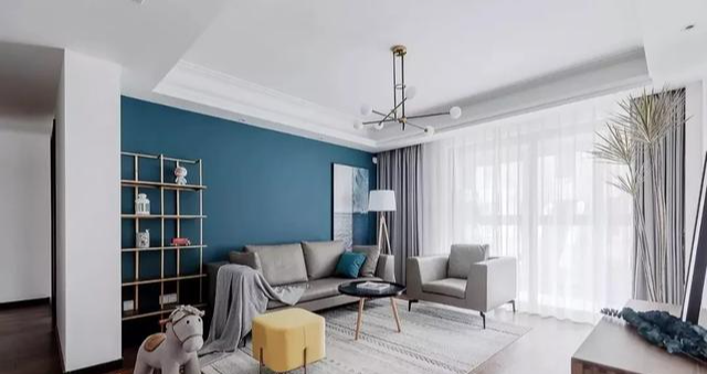 |胡桃木色的地板和门框，怎么搭配家具和窗帘，才能避免老气？