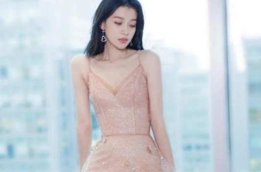 李沁|李沁的腿太好看了，当她两腿紧贴时，纤细度娱乐圈少见