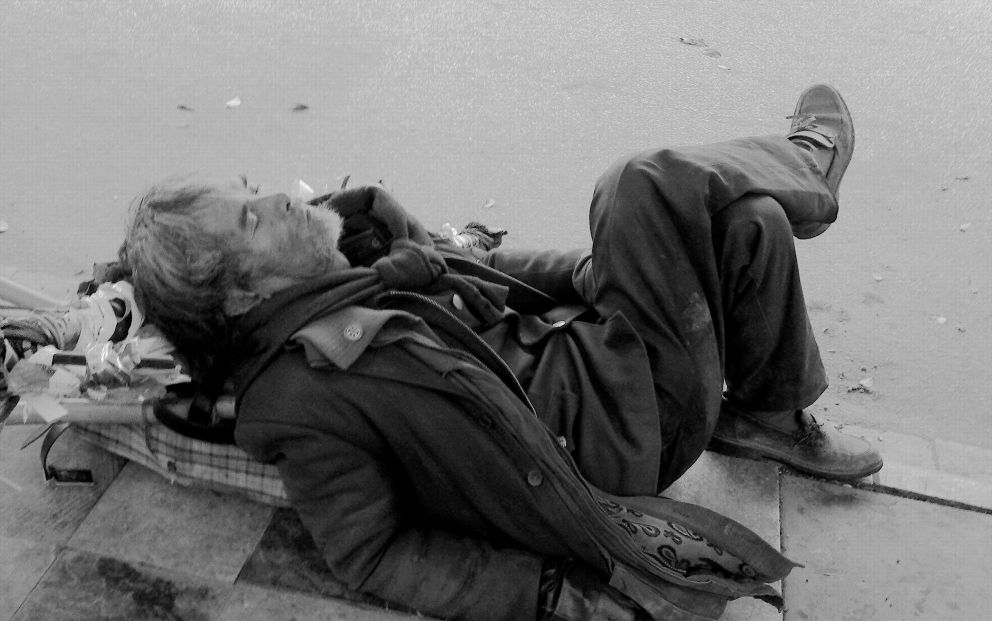 动向故事|故事:门口捡了一个痴老汉;一年后老汉儿子找上门,送了他一套房