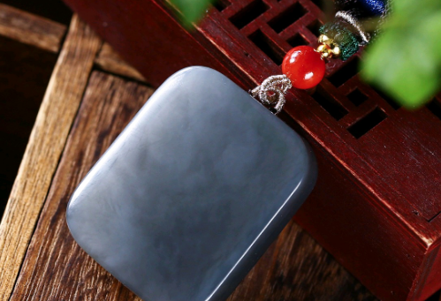 |拥有美好寓意的和田玉无事牌，佩戴可谓百无禁忌，但也要注意清洗