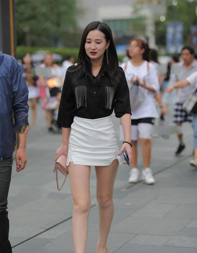 衬衫|黑色流苏的衬衫配白色的半裙，黑白搭配很经典，但也非常时髦